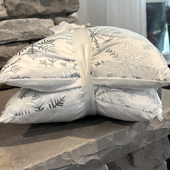 Throw By Marlo Lorenzo,2 duck feather filled,zipper,velvet,metallic snowflake - Picture 7 of 10